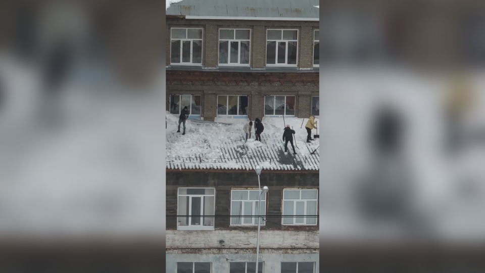 В Уфе работники школы чистили скользкую крышу от снега без страховки