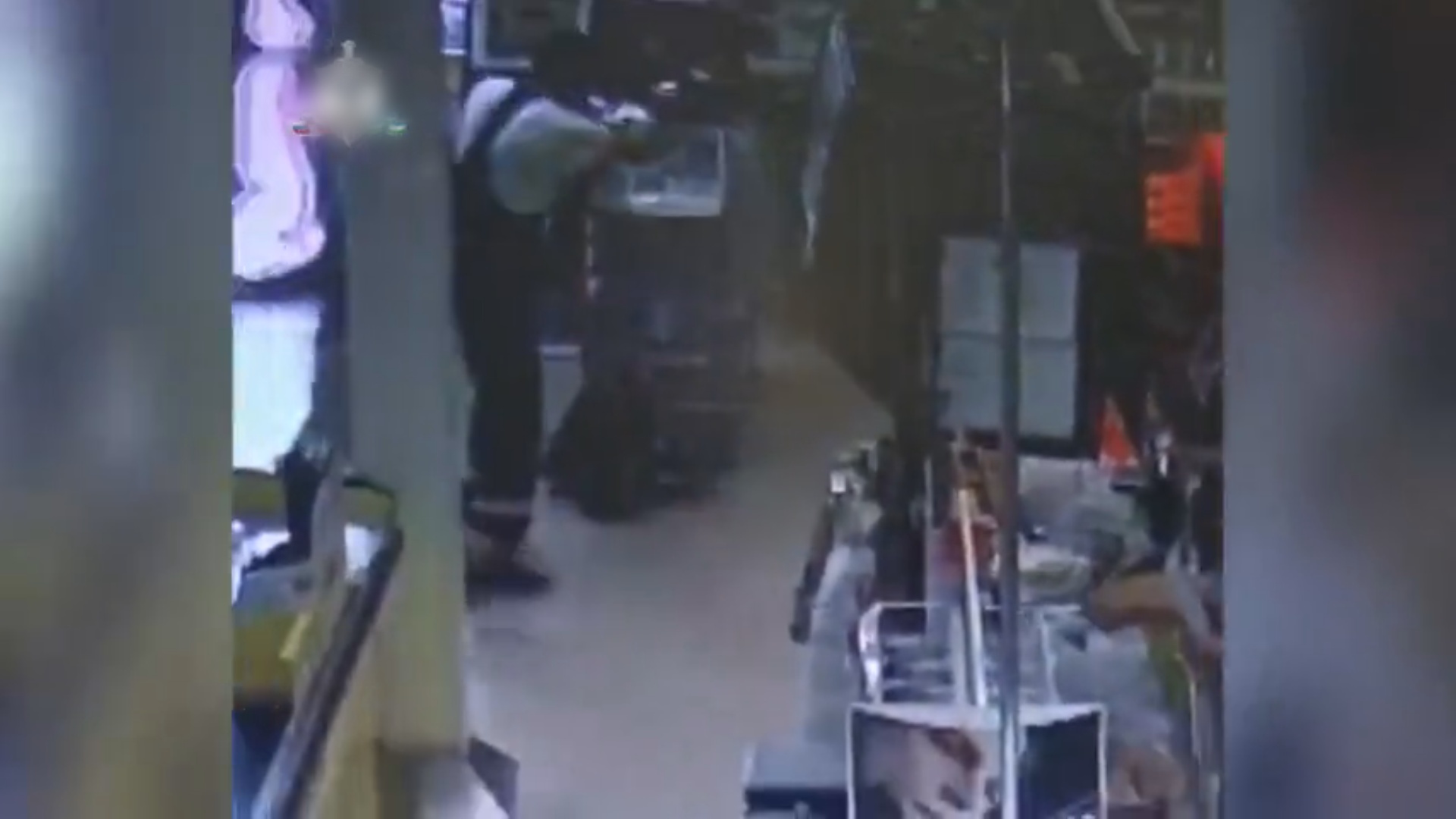 В Уфе из супермаркета украли банкомат посреди рабочего дня (видео)