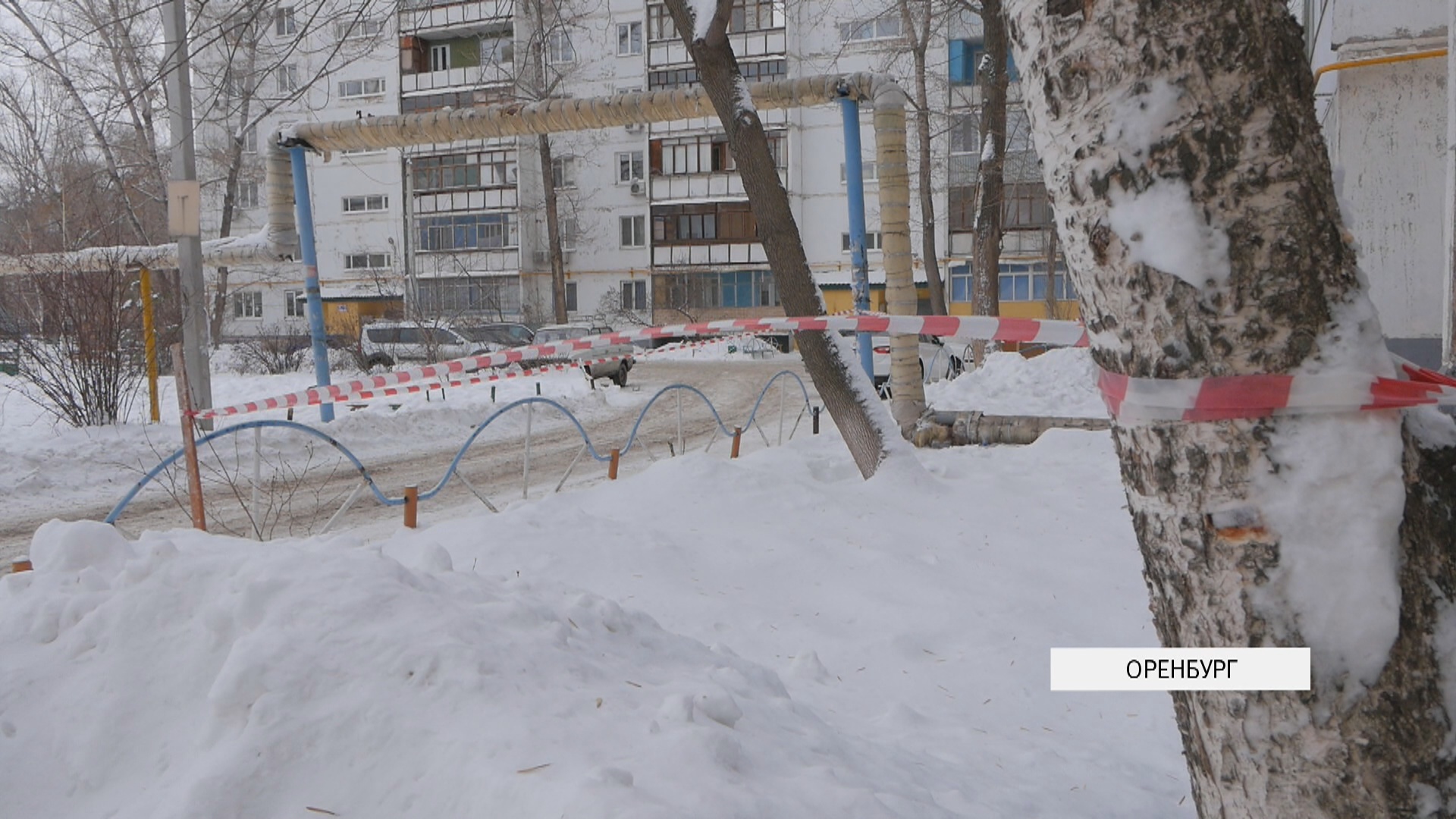 Песня снег во дворе. Снег Крым во дворах. Забор от снега во дворе. Жалоба жителей Родники на плохую уборку снега во дворах. Горы снега во дворе 55.