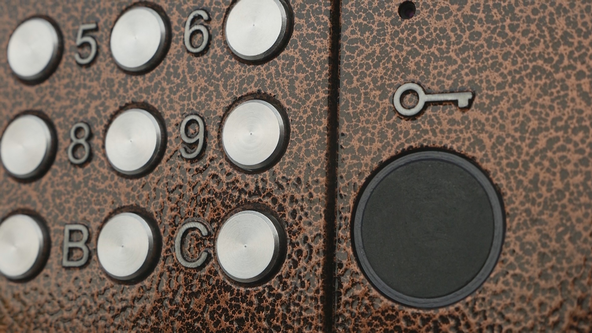 В Оренбурге компания попыталась демонтировать домофоны конкурентов