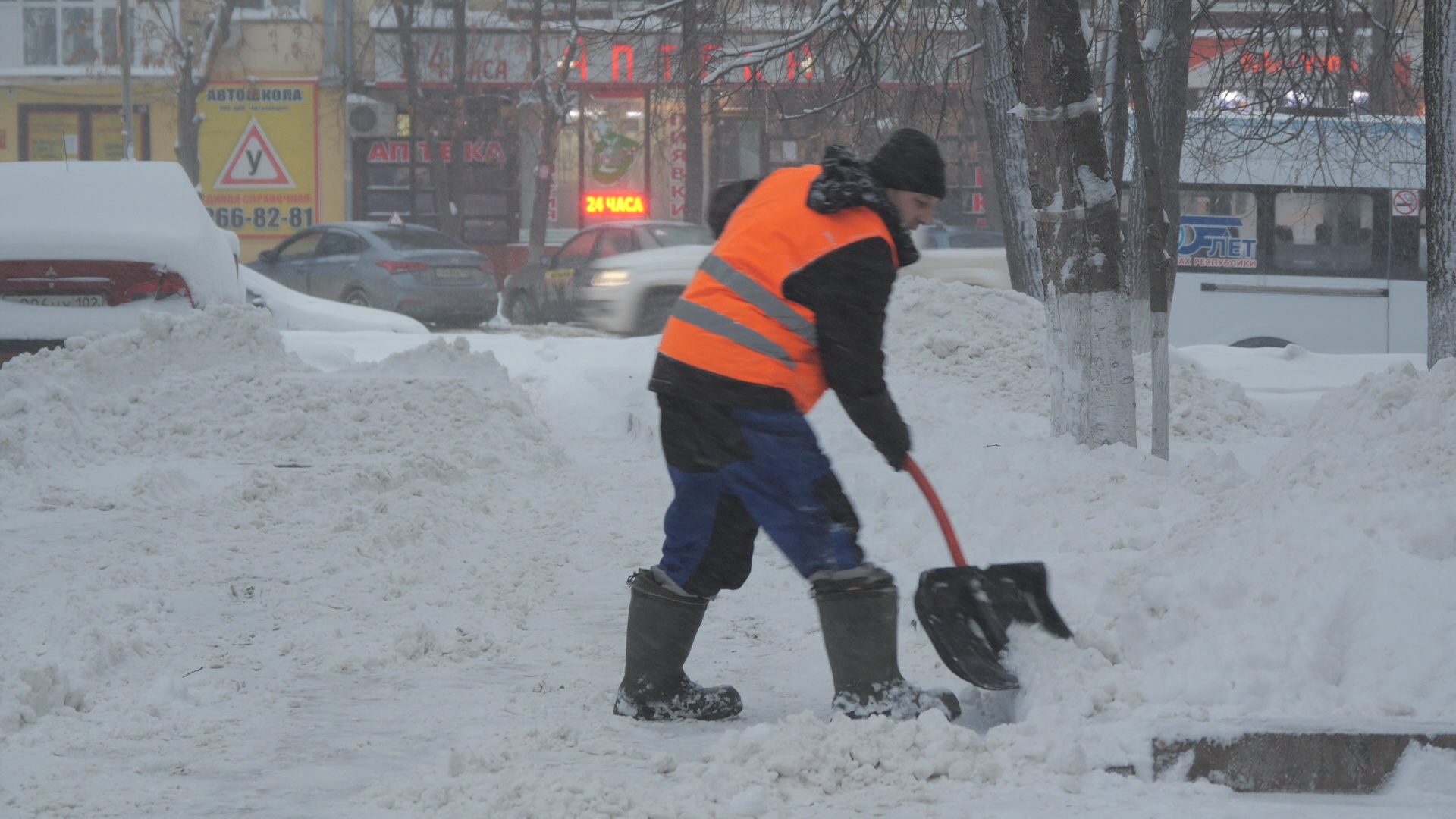 Глава Башкирии Радий Хабиров поручил закупить коммунальную технику для уборки тротуаров