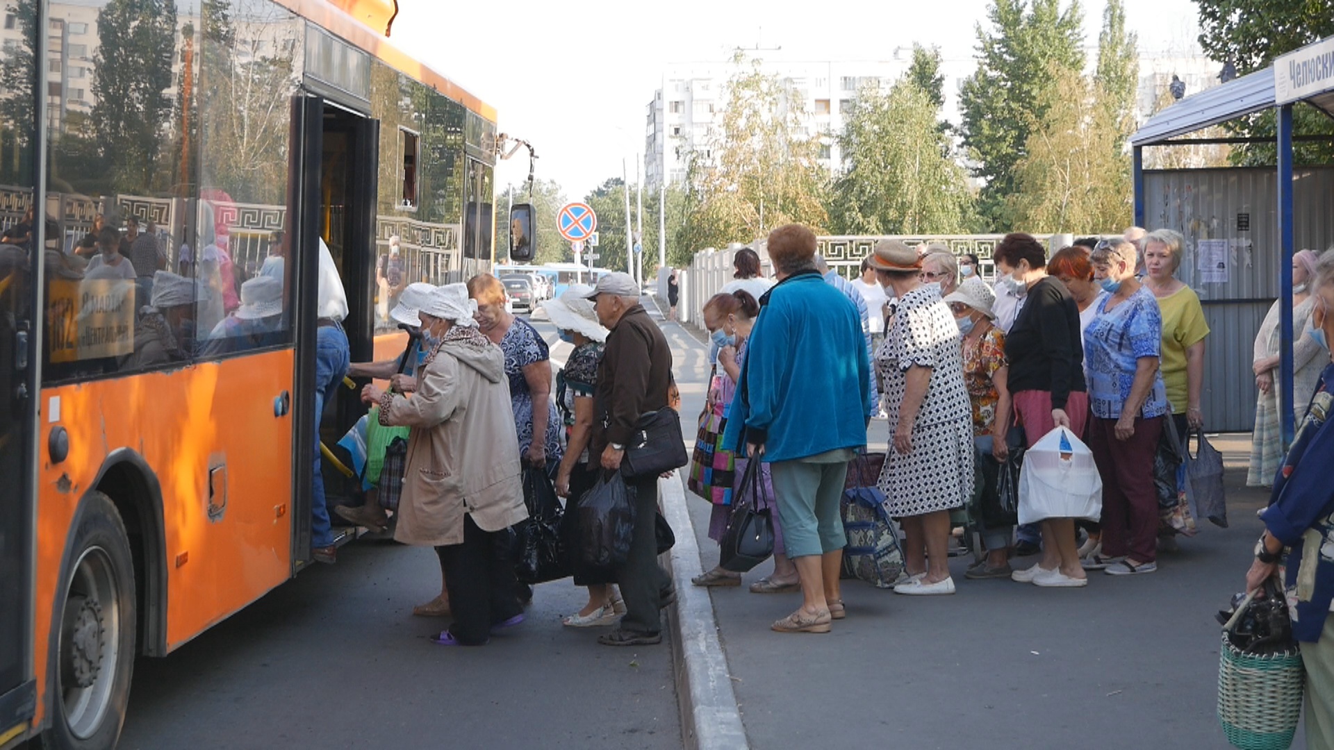 Дачники Оренбурга занимают очередь, чтобы попасть в автобус и не быть затоптанными толпой