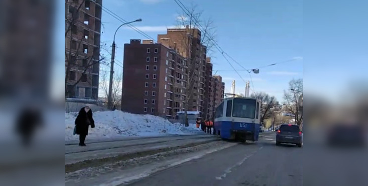 На одной из улиц Уфы трамвай сошел с рельсов