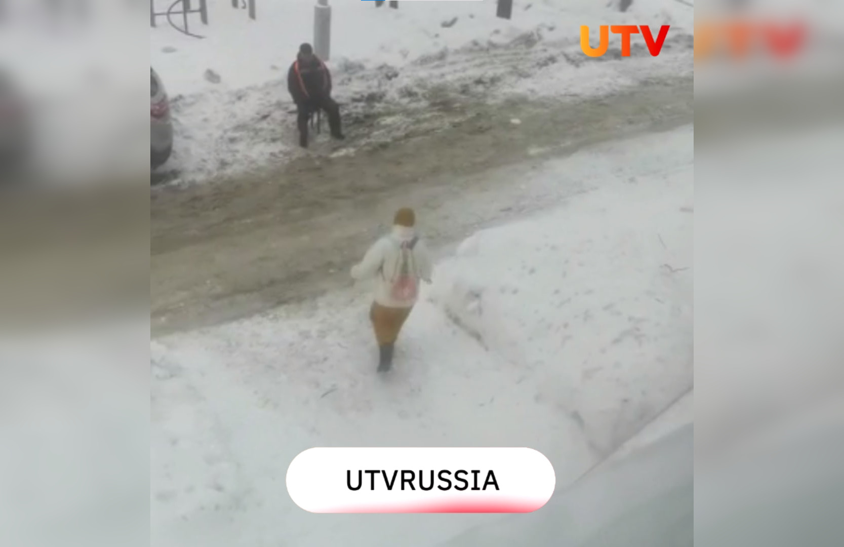 В Уфе жилищники скинули снег с крыши на человека