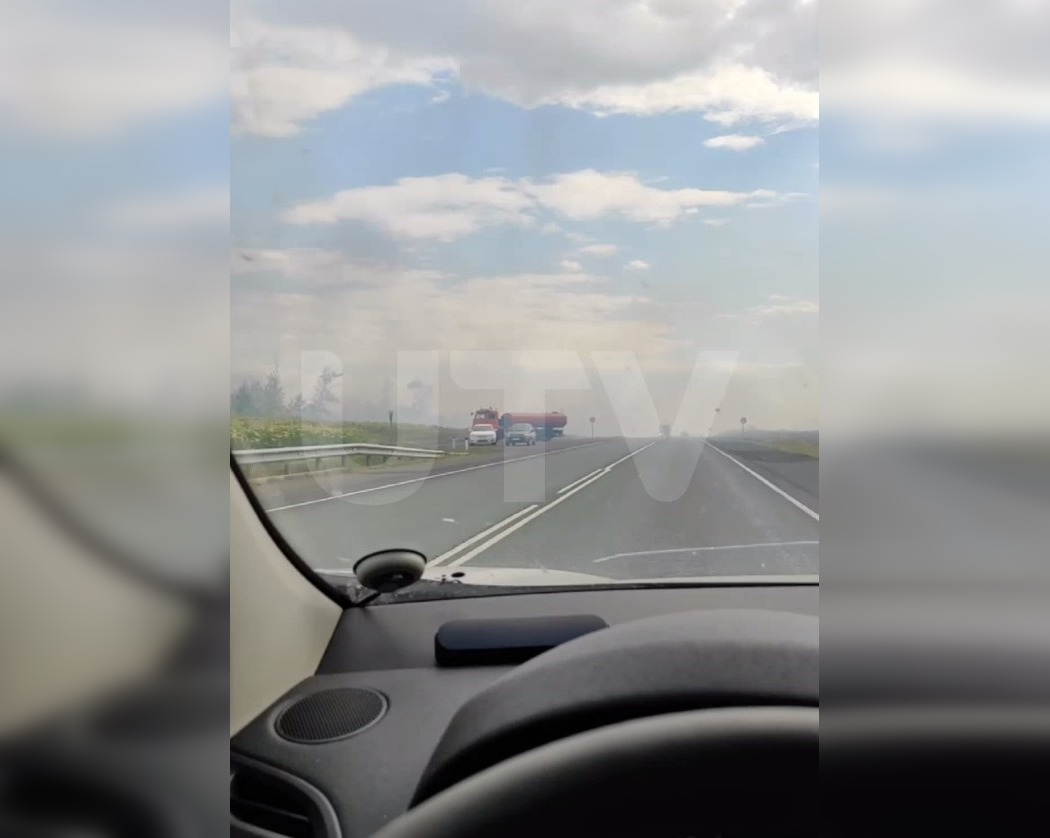 На трассе Уфа-Оренбург по обе стороны дороги горели нежилые дома