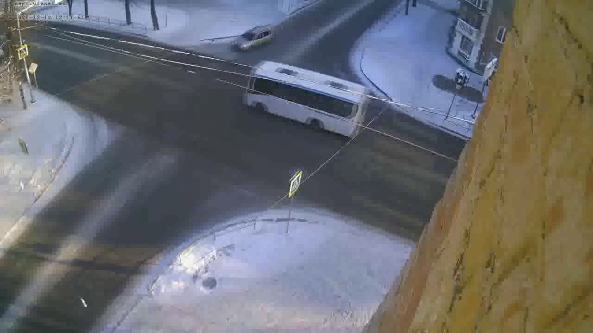 ВИДЕО: В Уфе автобус выехал на «красный» и протаранил легковой автомобиль