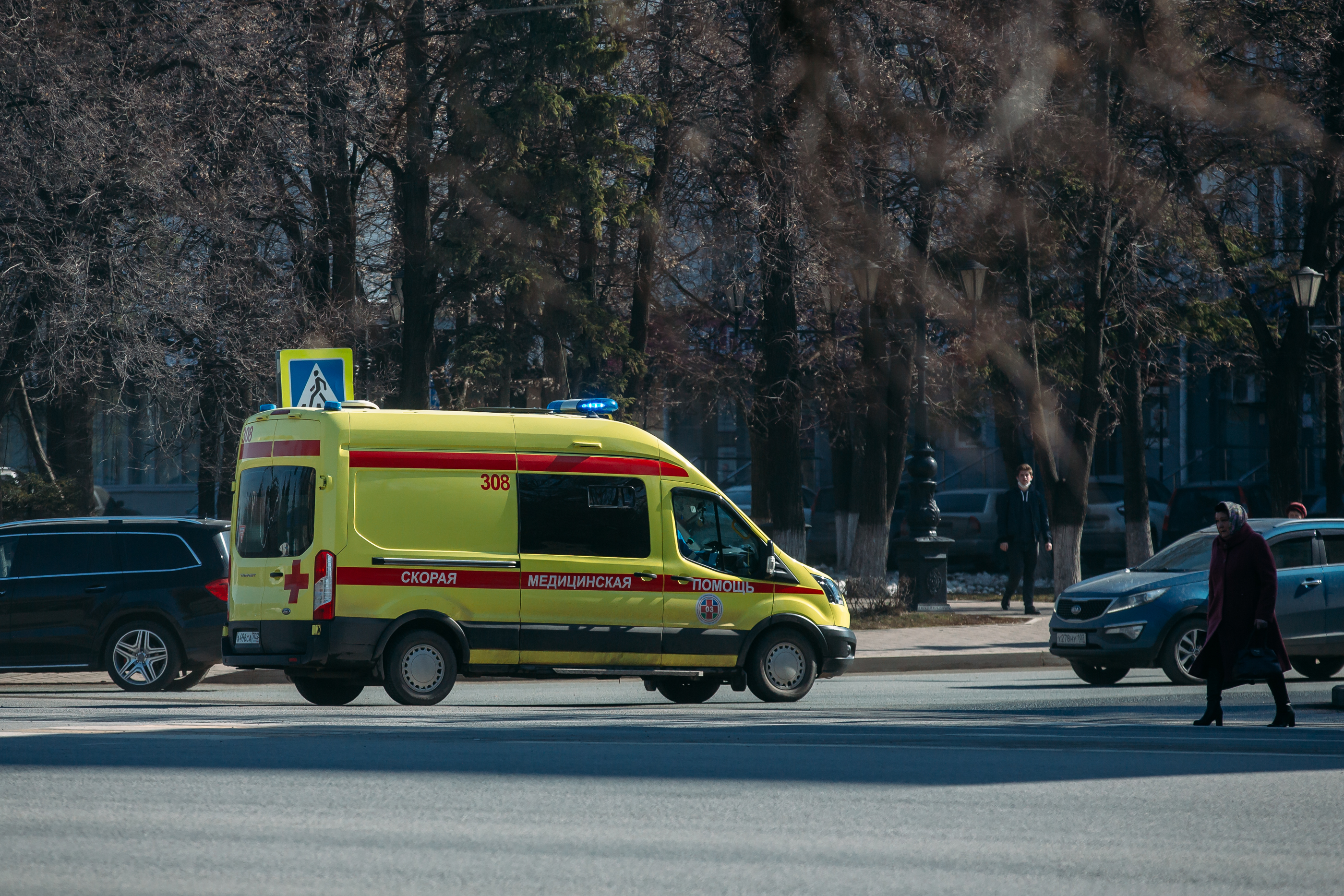 Переломы и шок: известно состояние парня, упавшего с высоты на припаркованное авто в Башкирии