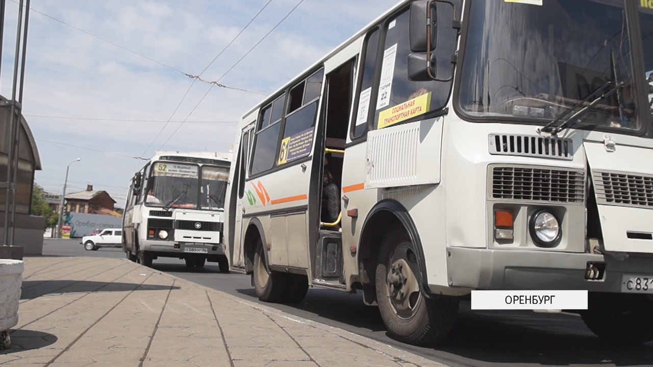 Водитель маршрутки в Оренбурге не выпускал из автобуса подростка, требуя наличный расчет
