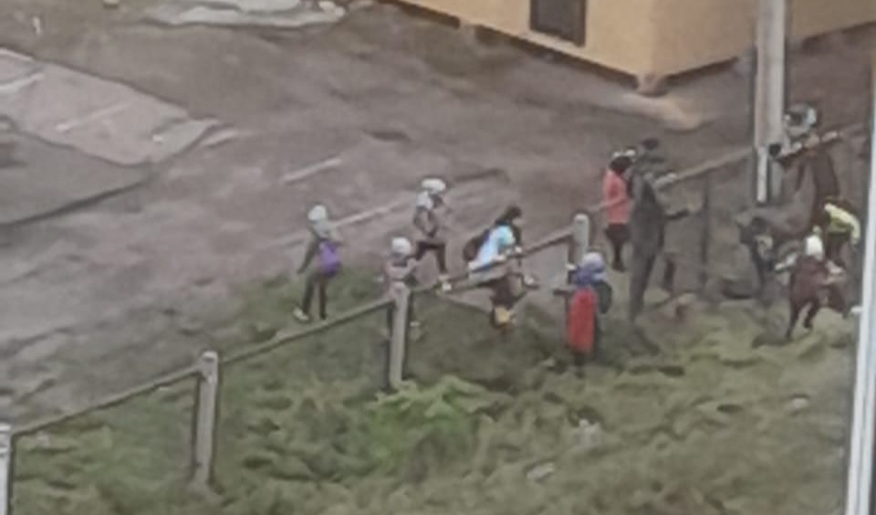 В Уфе дети вынуждены перелезать через забор, чтобы попасть в школу