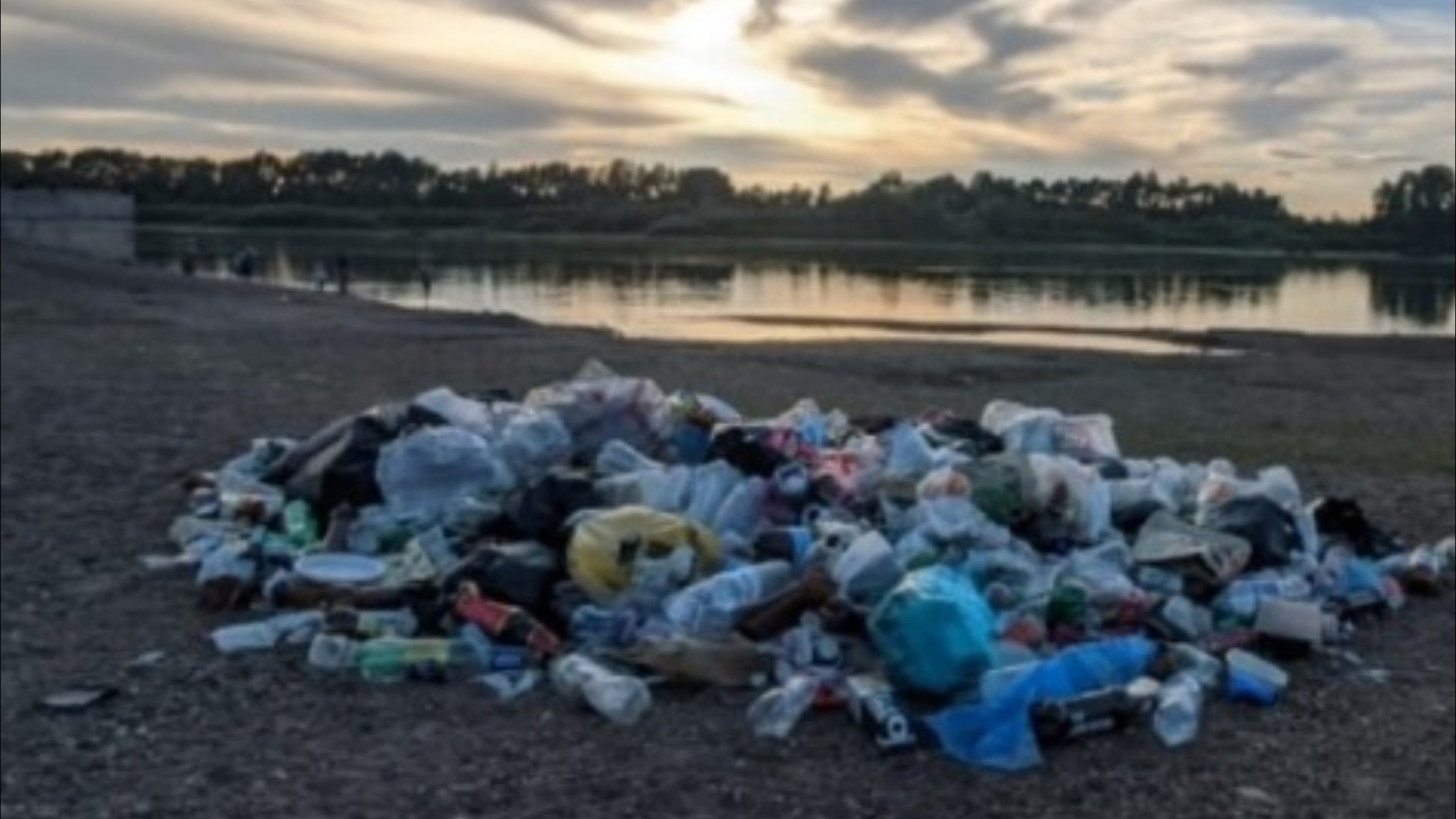 Коммунальщики Уфы показали, сколько мусора вывозят с пляжа после отдыха уфимцев