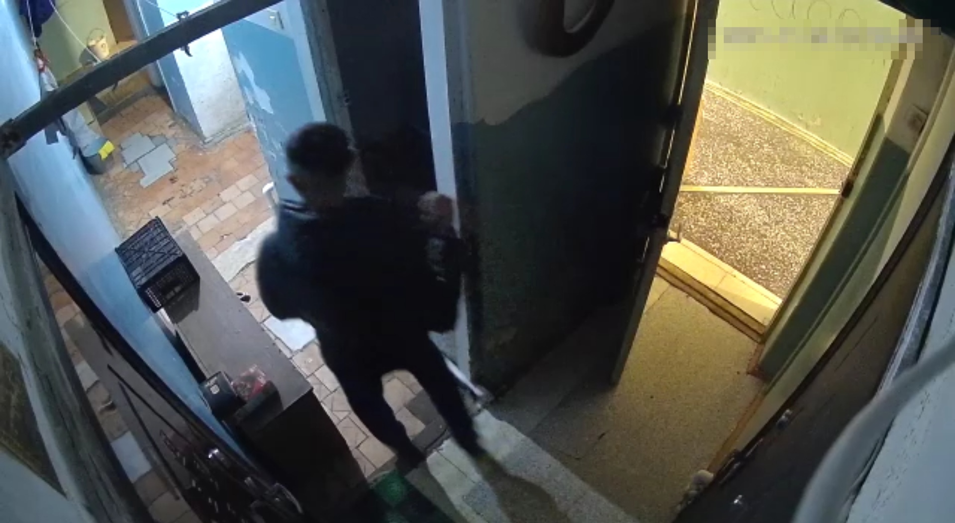 Видео: в Уфе мужчина украл детскую куртку и вернул обратно