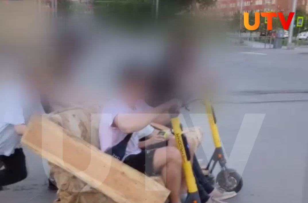 В Уфе подростки поставили диван на два самоката Whoosh и катались по улицам