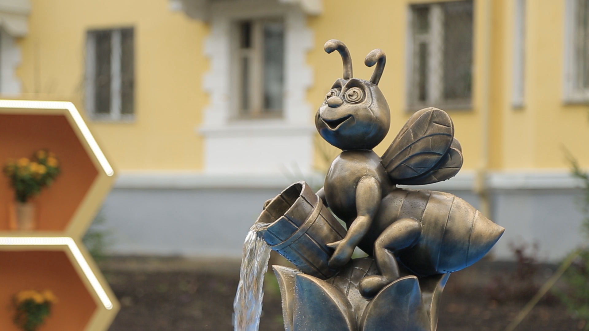 Министр ЖКХ Башкирии пообещал устроить «сюрприз» школьнику, сломавшему скульптуру пчелы в Уфе