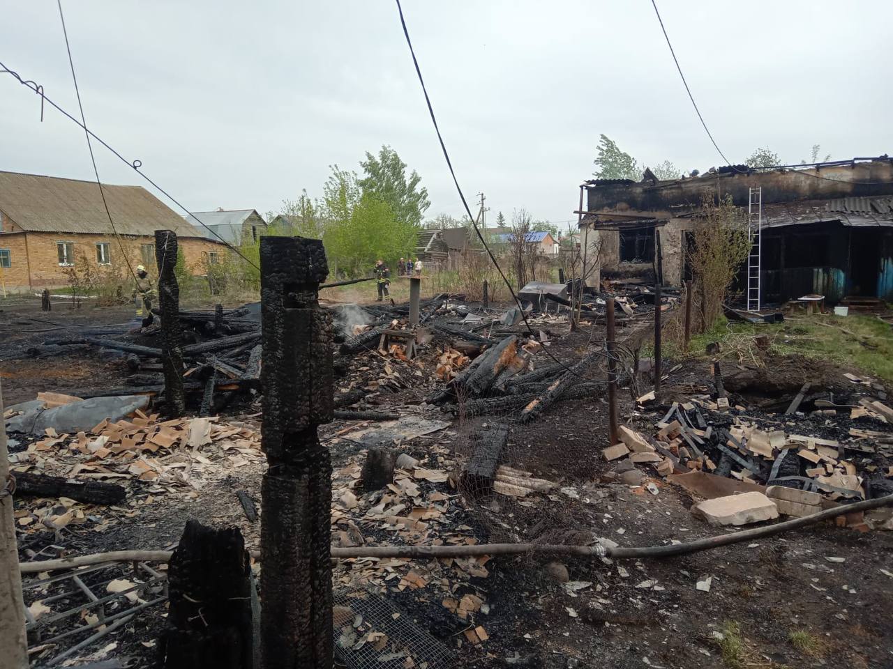 Под Уфой загоревшиеся дома на сельской улице тушили с вертолёта