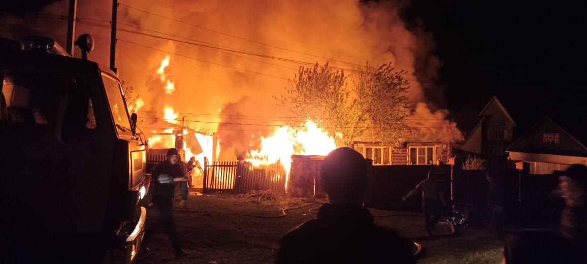 В Башкирии местные жители вытащили семью из горящего дома до приезда пожарных