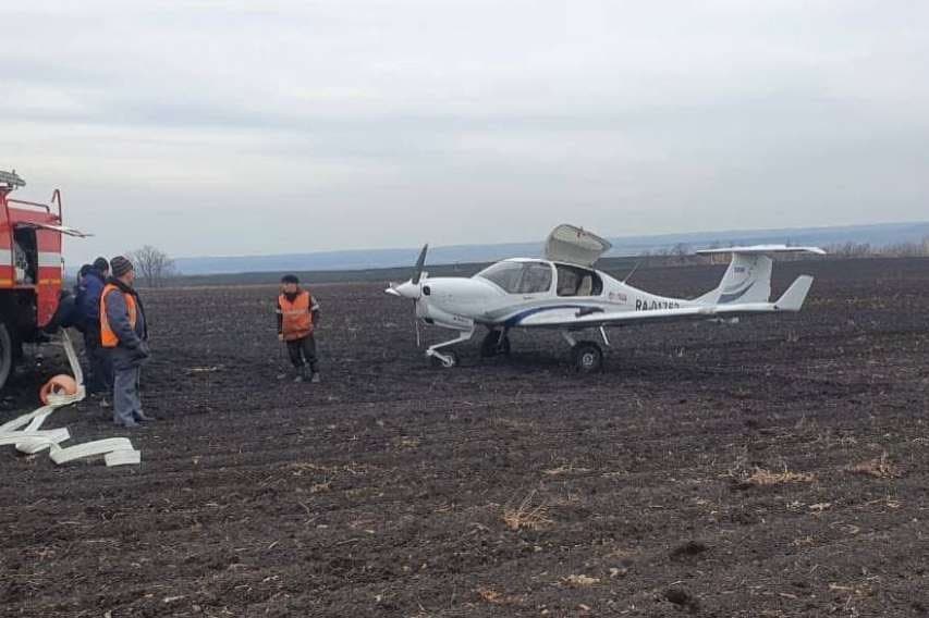 В Бугуруслане выясняют обстоятельства инцидента с учебным самолетом, который вынужденно сел в поле