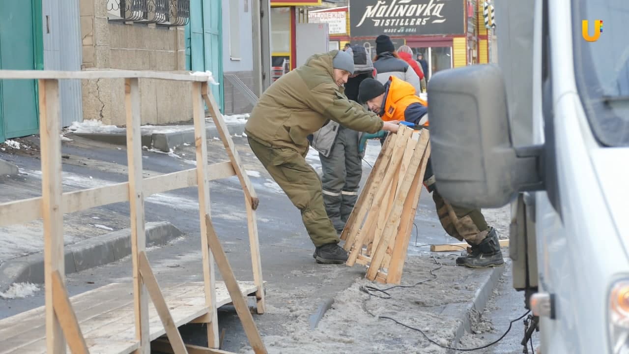 В Оренбурге на Туркестанской восстанавливают сломанные перила и укрепляют помосты