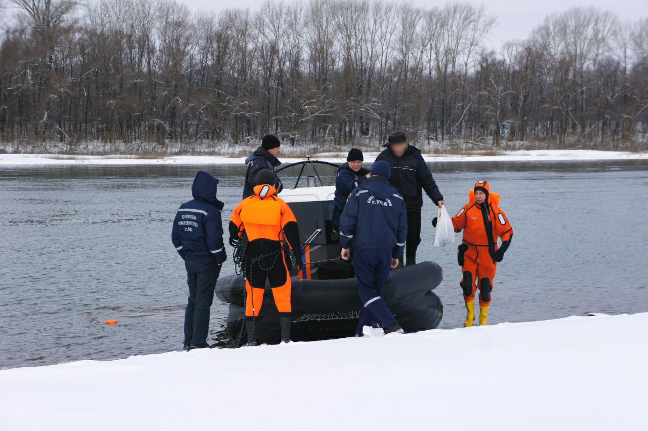 В Уфе спасатели достали из воды пожилого рыбака, который провалился под лед