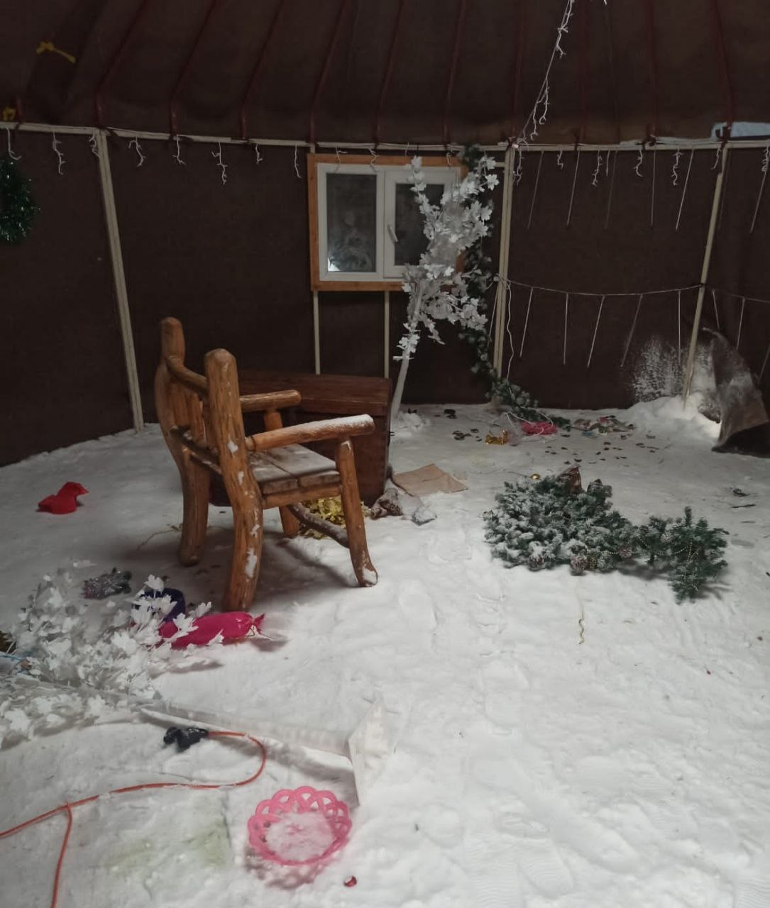 Резиденцию Деда Мороза в Башкирии разгромили вандалы