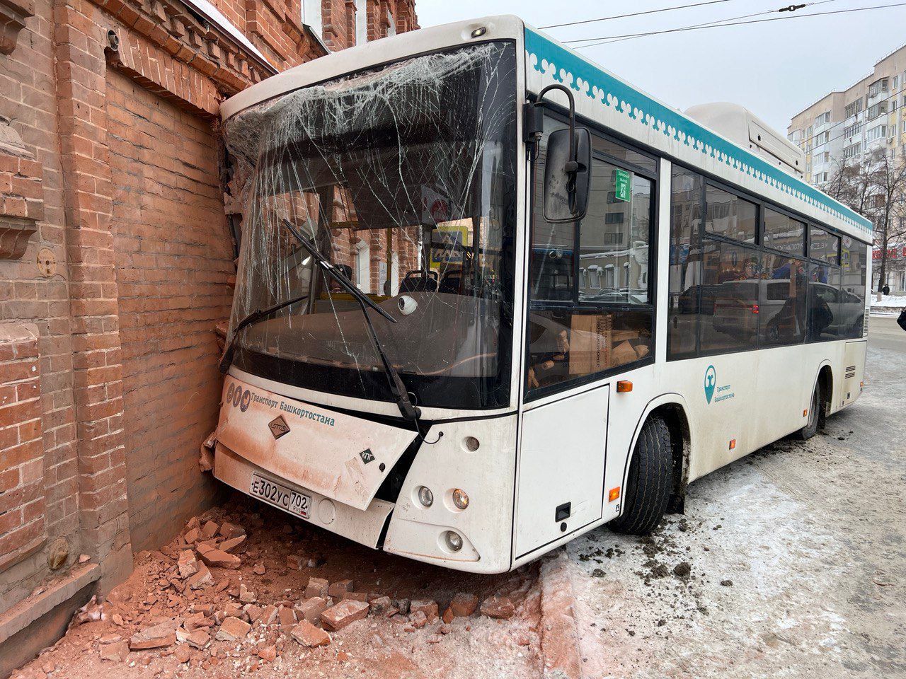 Число пострадавших в ДТП с двумя автобусами в Уфе выросло до шести