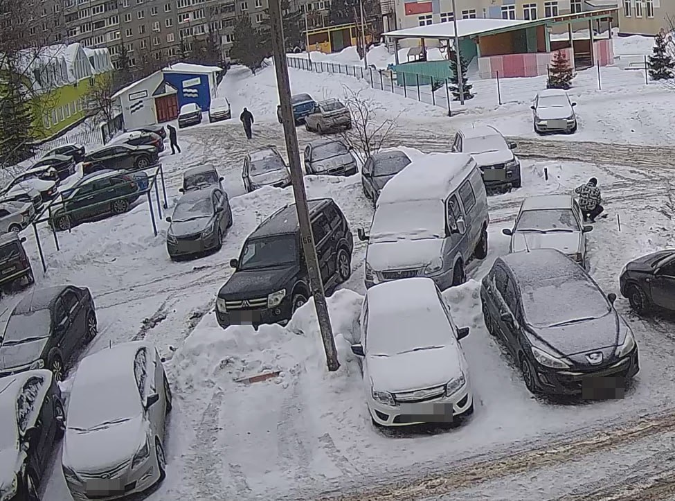 Власти Уфы демонтируют самовольное ограждение парковки, из-за которой произошла драка в Сипайлово