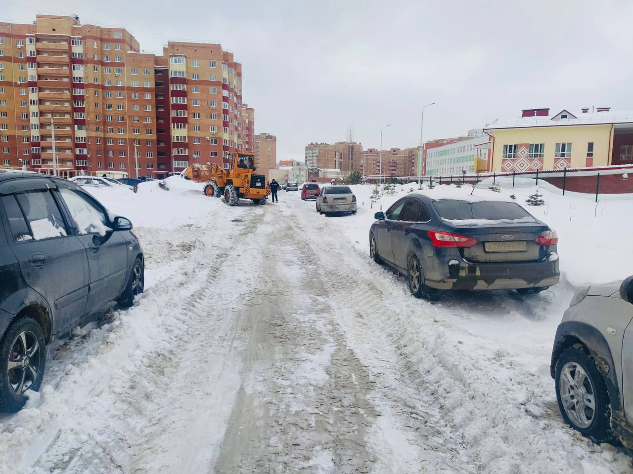 При уборке снега в Уфе задействованы свыше 300 единиц техники и почти 400  рабочих - Новости - Уфа - UTV