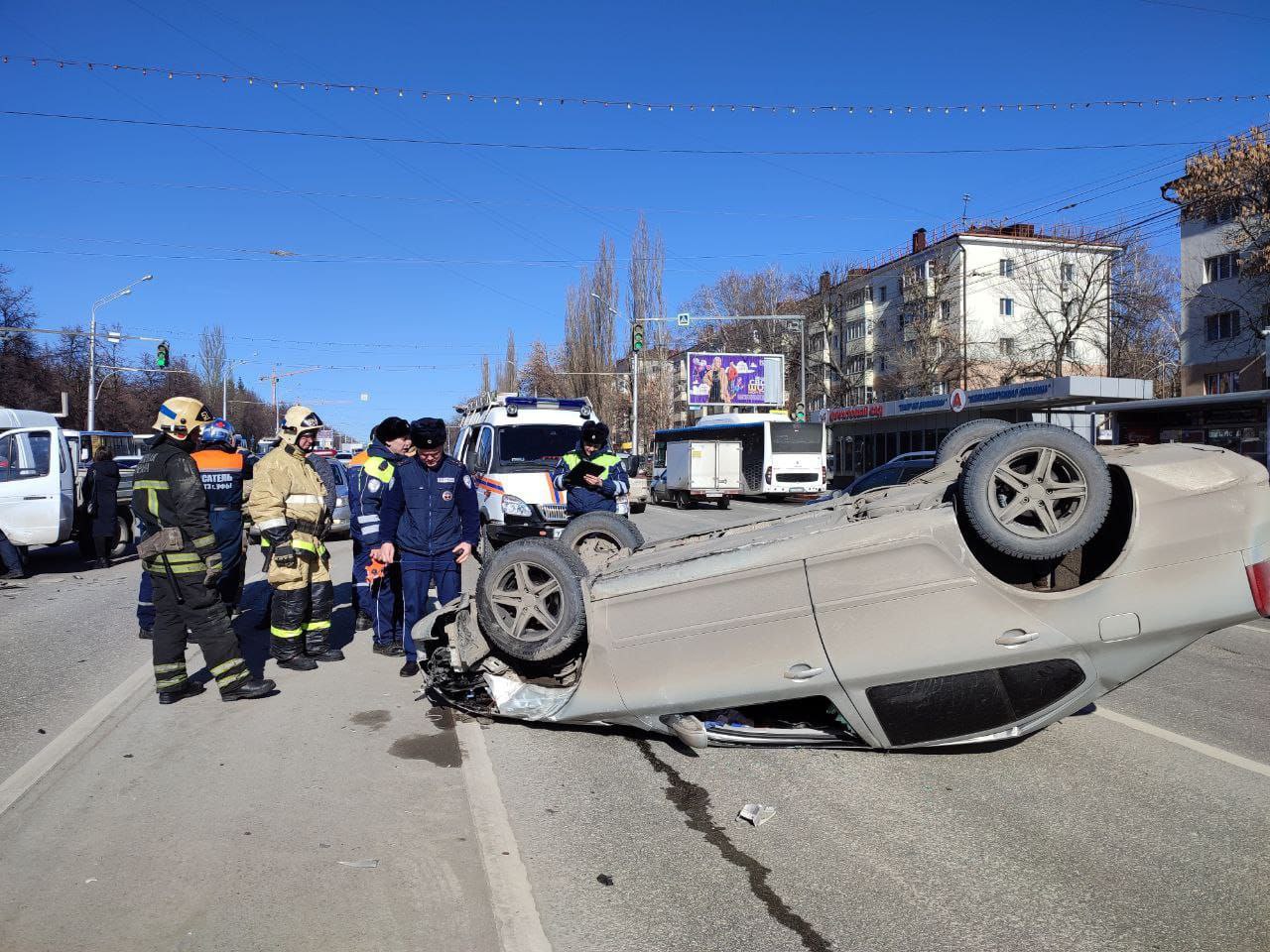 На оживленной улице Уфы легковушка врезалась в грузовую машину и перевернулась