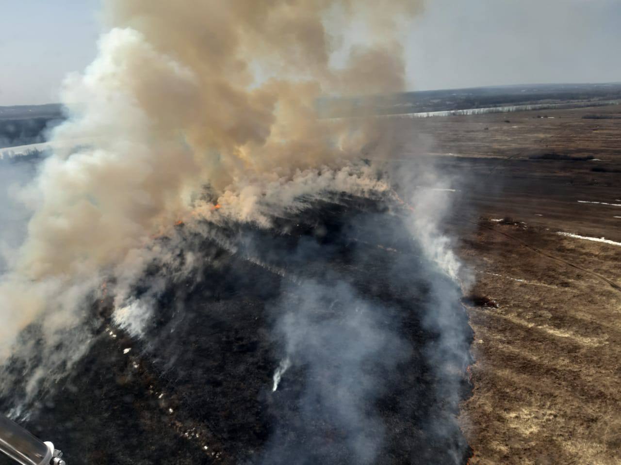 В одном из районов Башкирии загорелась сухая трава. Пожар увидели с вертолета