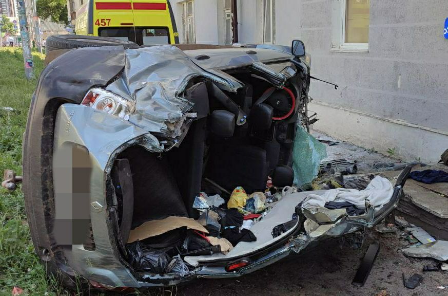 В уфимской больнице умерла 19-летняя пассажирка Renault, который на скорости врезался в дом