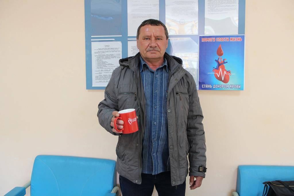 Житель Башкирии стал лучший донором России, сдав кровь 143 раза. Ему подарили кружку