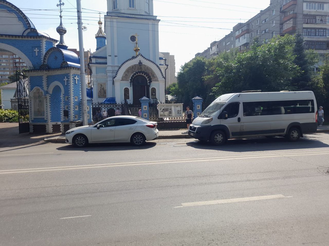 В Уфе автобус с пассажирами врезался в припаркованную иномарку