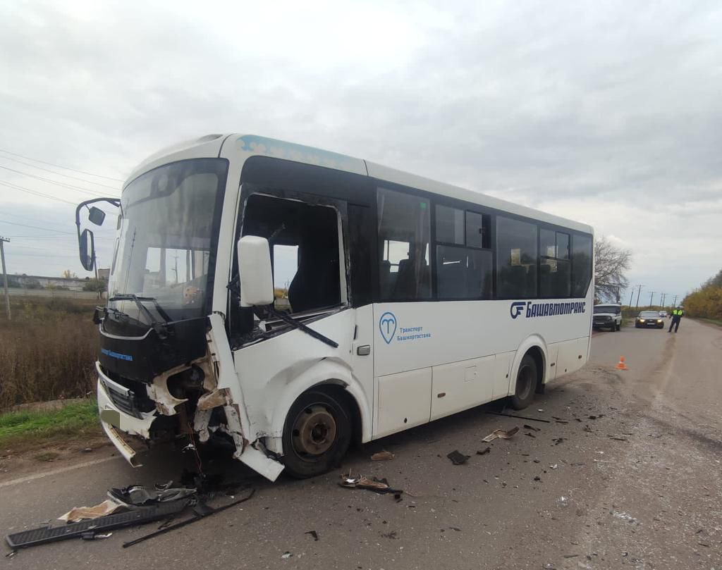 В Башкирии автобус «Башавтотранса» с пассажирами попал в ДТП