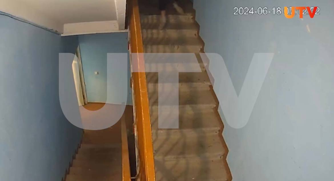 В Уфе мужчина расковырял лестницу в многоэтажке в поисках закладки