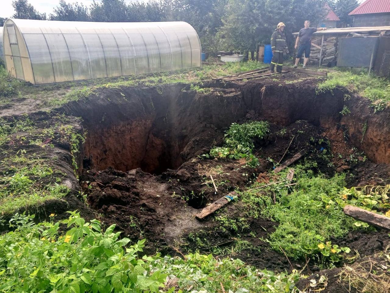 В селе Булгаково под Уфой обвалился грунт. За ночь ширина провала выросла до 10 метров