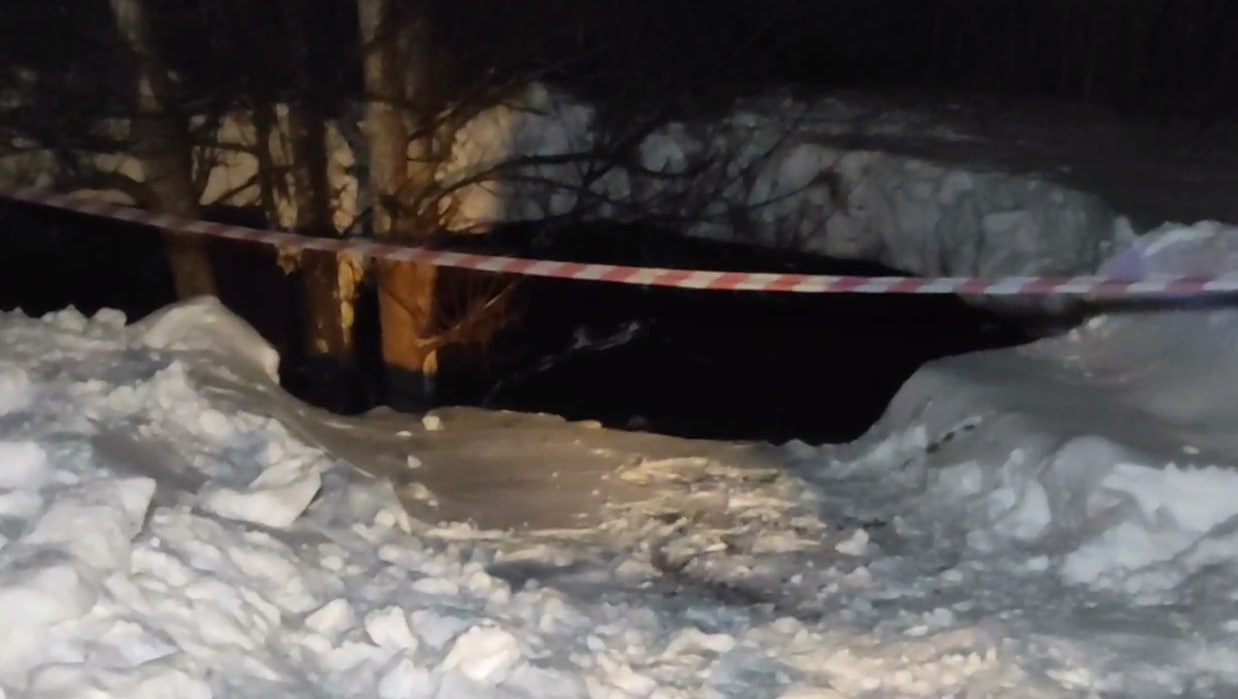 Дыру на Интернациональной в Уфе, куда провалились «Лада Калина» и дерево, будут тампонировать глиной