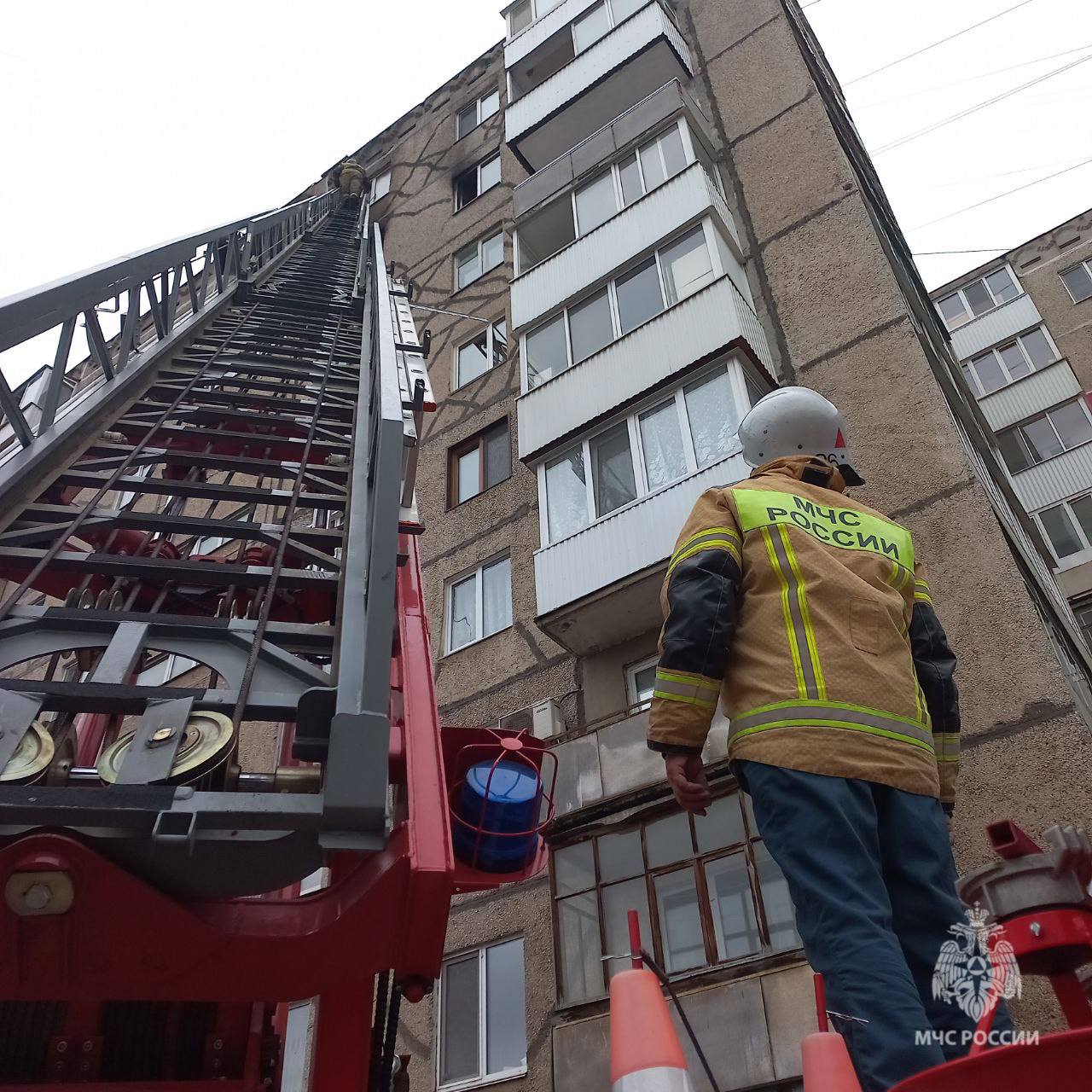 В Уфе из горящей квартиры спасли троих человек