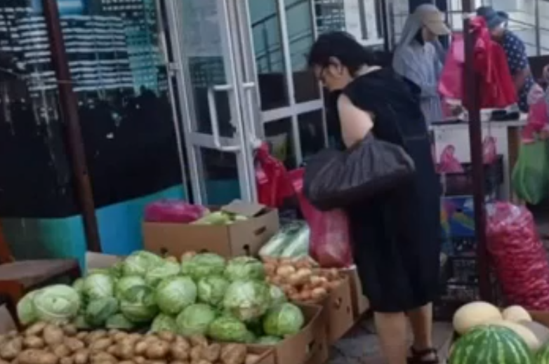 «Что за арбузы с асфальта?»: мэр Уфы возмутился хаосом на уличных овощных прилавках
