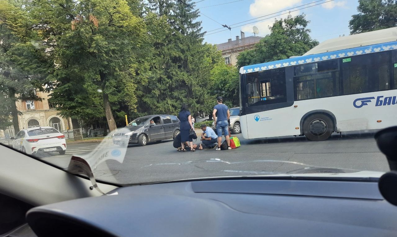 В Уфе автобус «Башавтотранса» на «зебре» сбил подростка-самокатчика