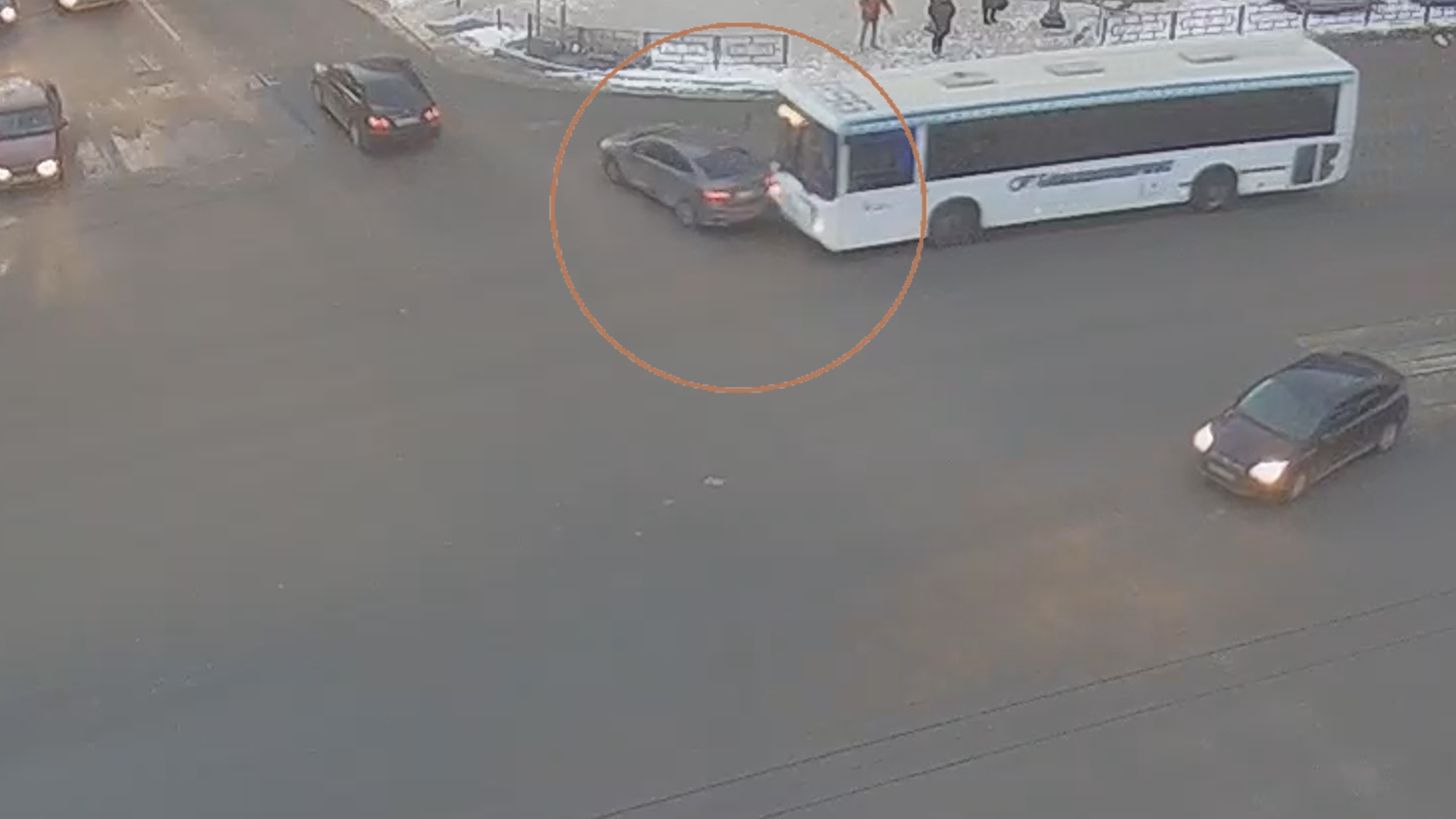 В Уфе на остановке Фирма Мир автобус столкнулся с легковым автомобилем