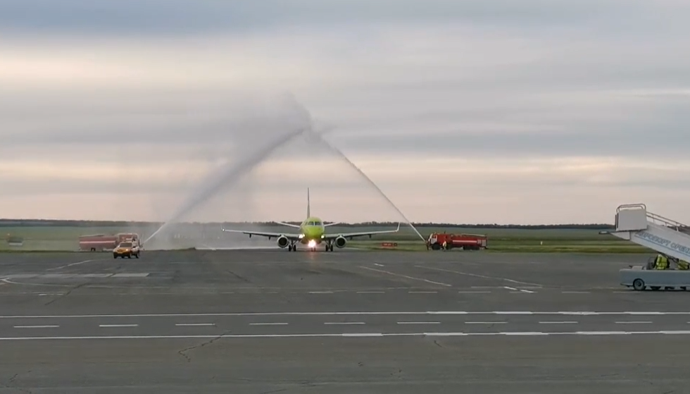 В Оренбурге приземлился первым самолет из Новосибирска