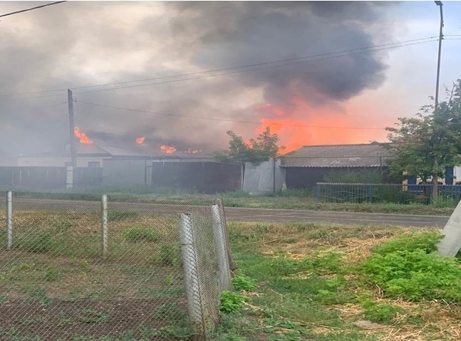 Крупный пожар в Сорочинске охватил несколько домов