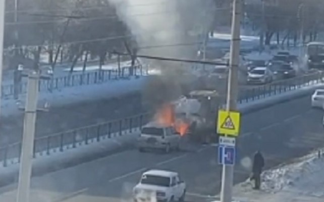 Герой дня. В Оренбурге водитель трактора пытался потушить загоревшуюся машину