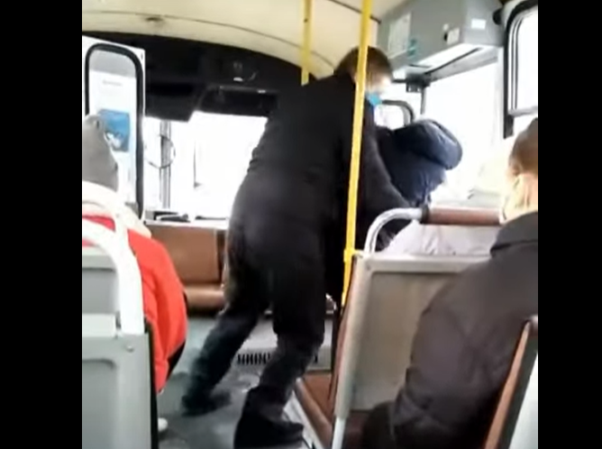 Водитель маршрутки в Оренбурге грубо выгнал пассажира без маски