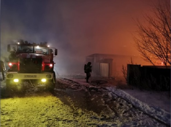В Орске экстренно расселяют людей из сгоревшего дома на Листопадной