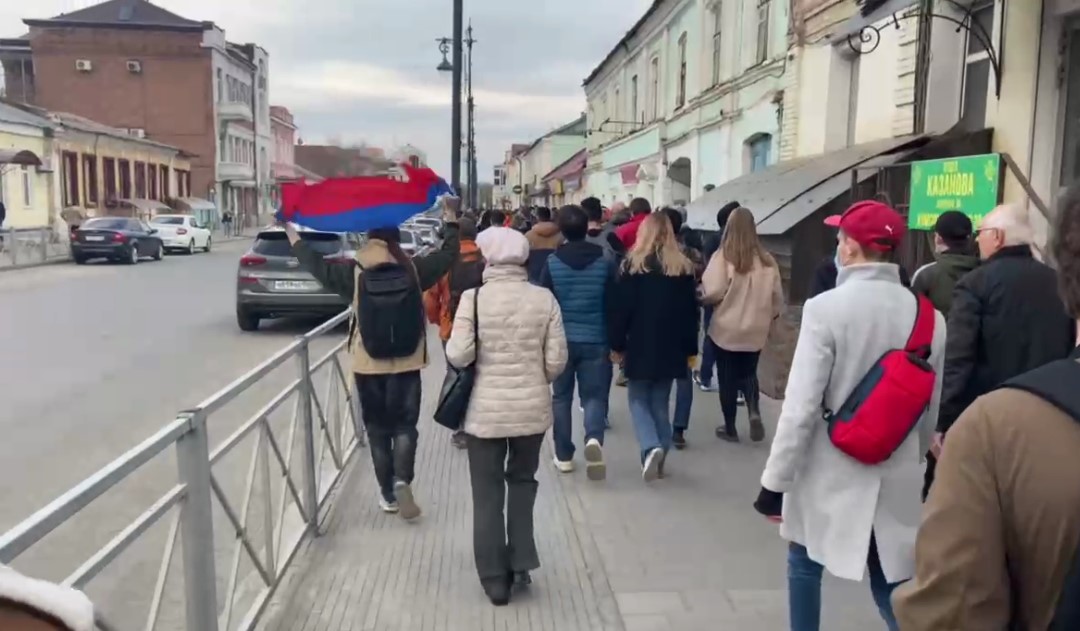 Митингующие пошли по улицам Оренбурга
