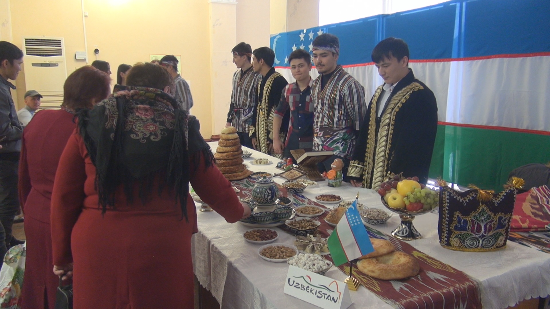 Таджики в уфе. Навруз казан плова Таджикистан. Таджикские студенты. Праздник Навруз Бугульма. Таджики в казан отмечают праздник.
