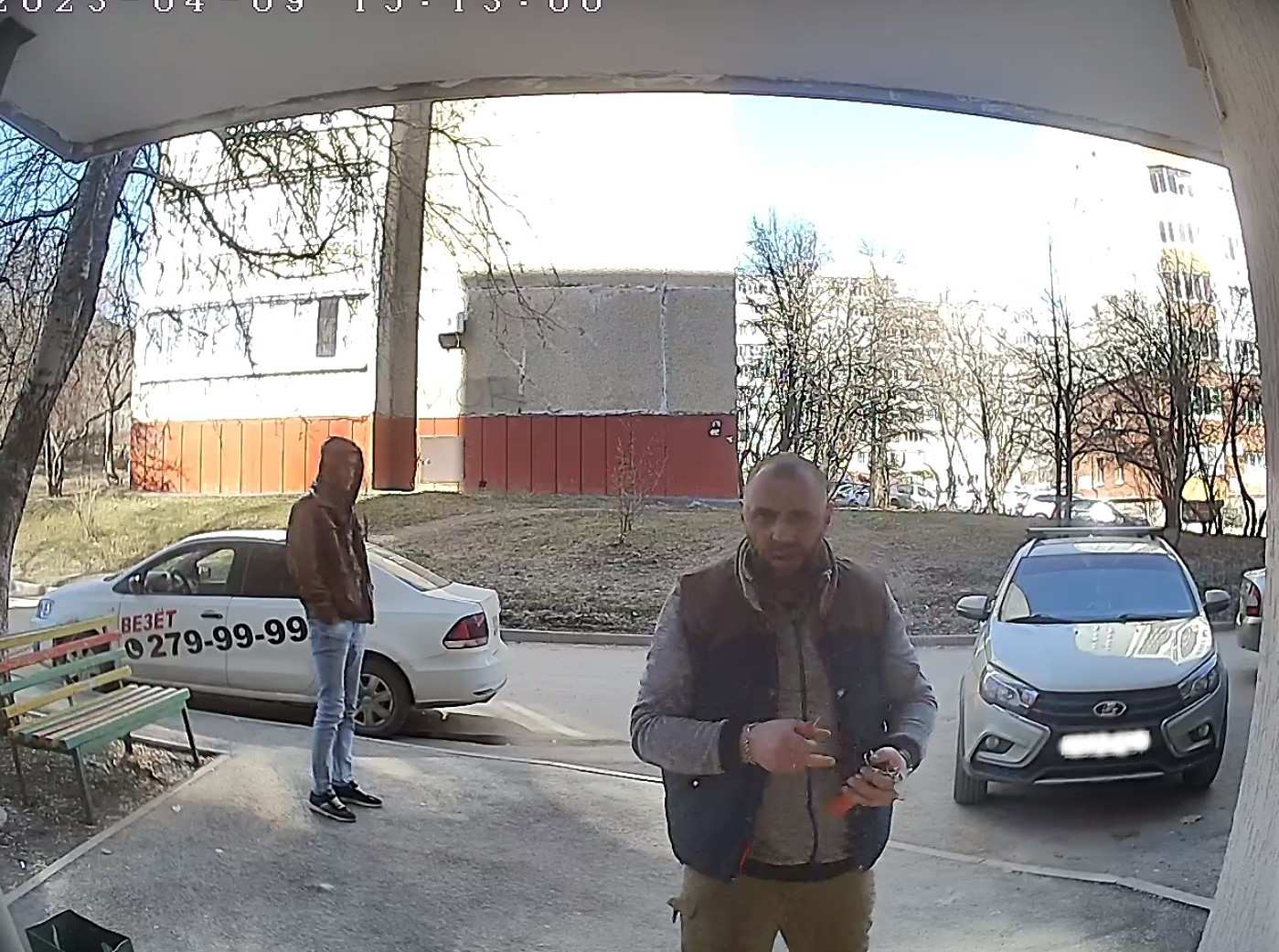 В Уфе неизвестные люди подпилили болгаркой магнитный замок подъездной двери