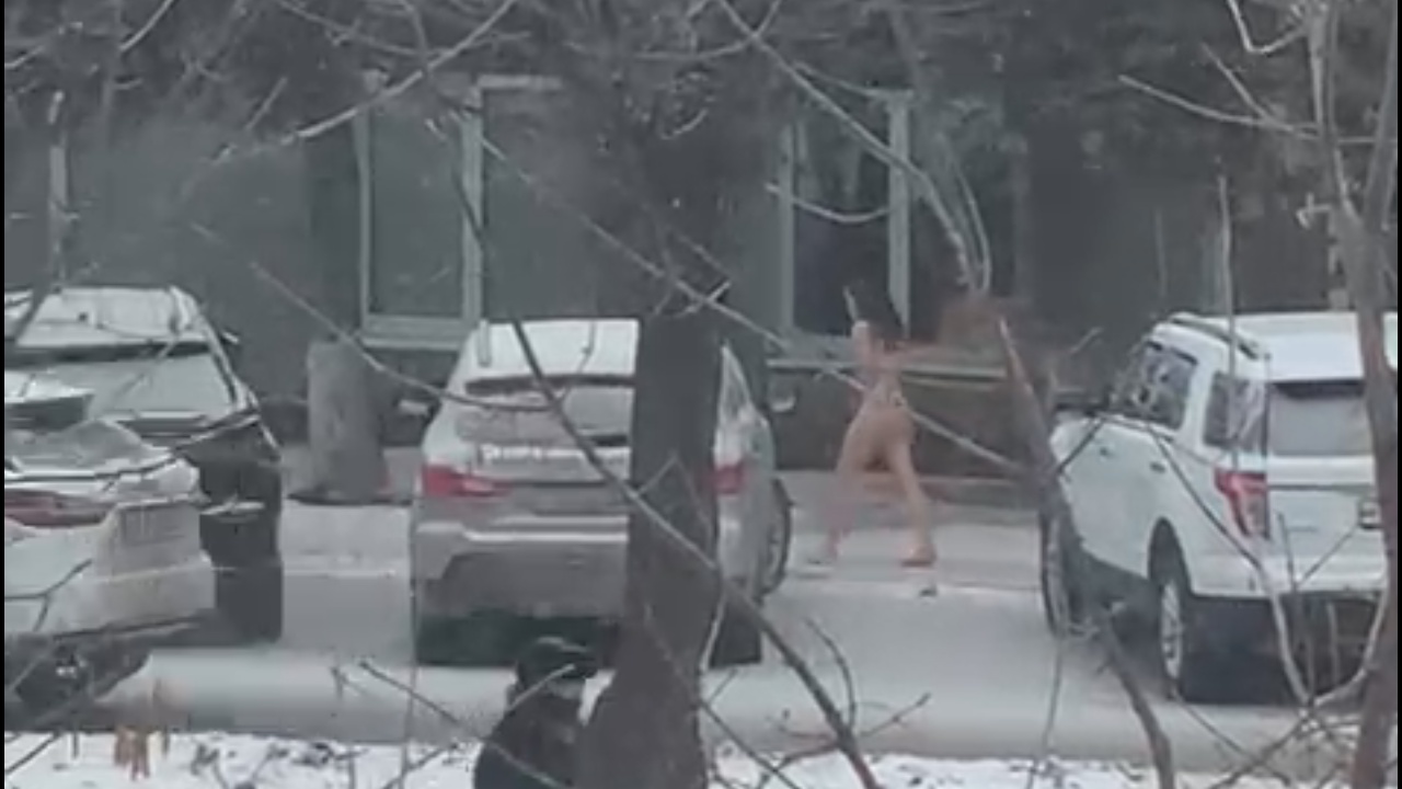 Девочка голая на снегу