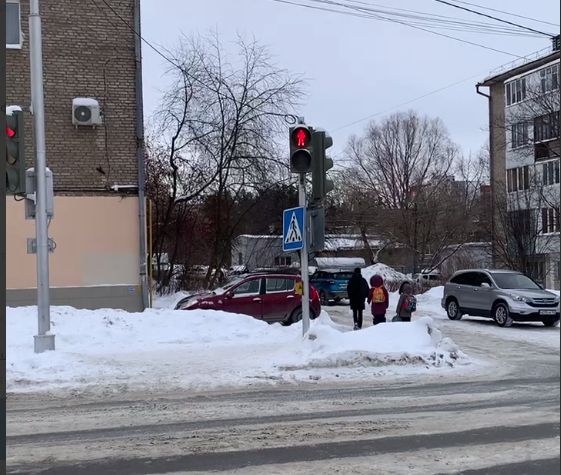 В Уфе из-за сломанной кнопки на светофоре школьники вынуждены нарушать ПДД