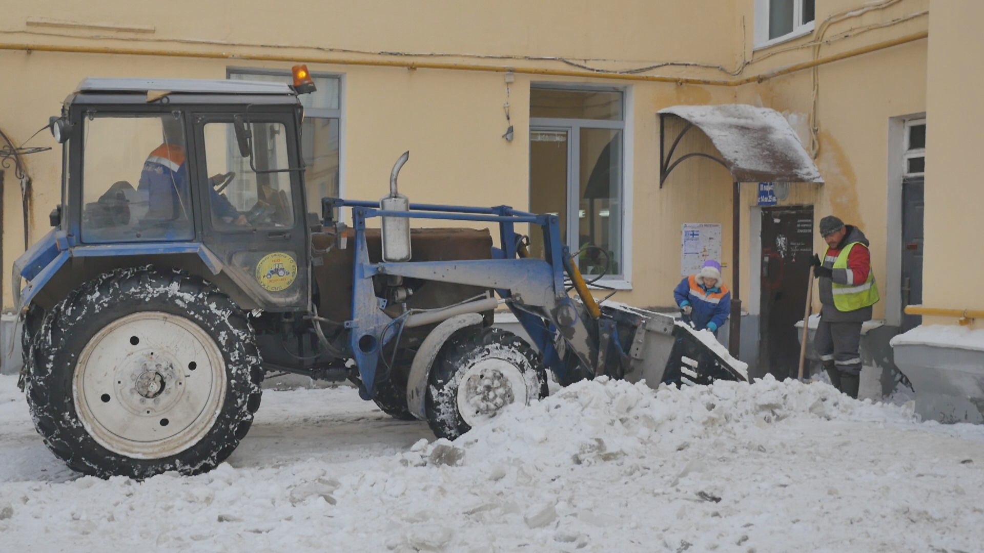 500 крыш осталось почистить в Уфе от сосулек работникам ЖКХ - Новости - Уфа  - UTV